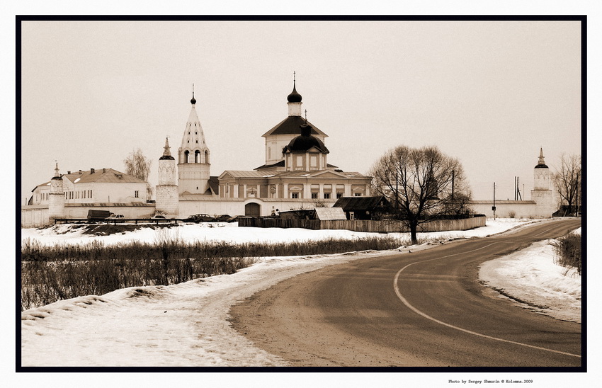 Старый монастырь ранней весной