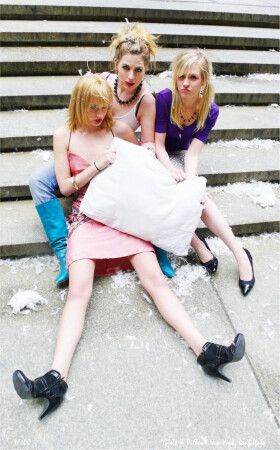 "GIRLS & PILLOW" NEW YORK