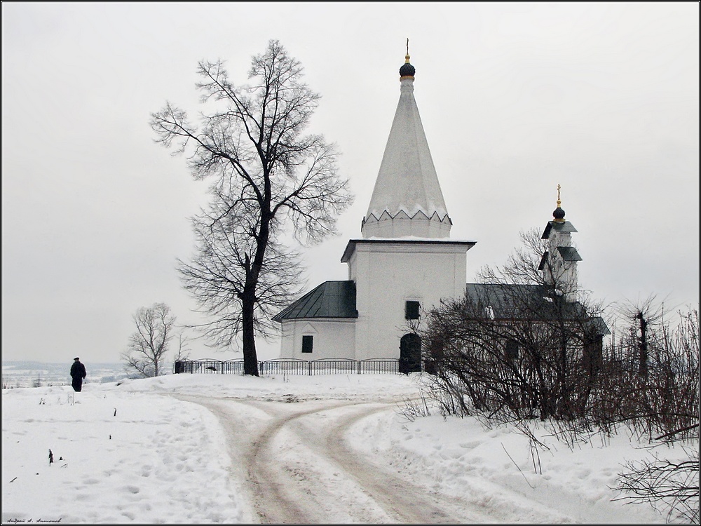 Одиноко стоящий храм.