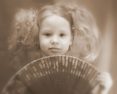 Девочка с веером