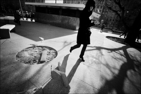 Контрастная весенняя чб картинка с черной девушкой на Войковской