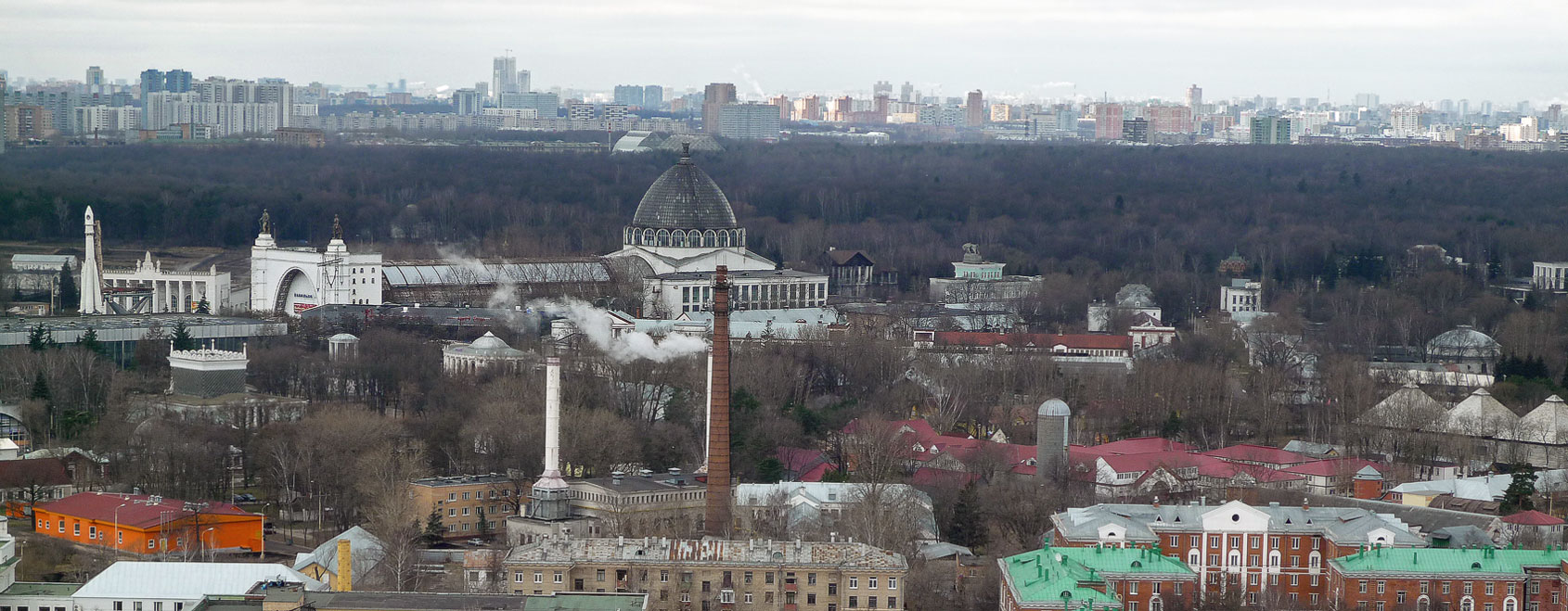 Вид на ВВЦ и Ботанический сад весной. Панорама.