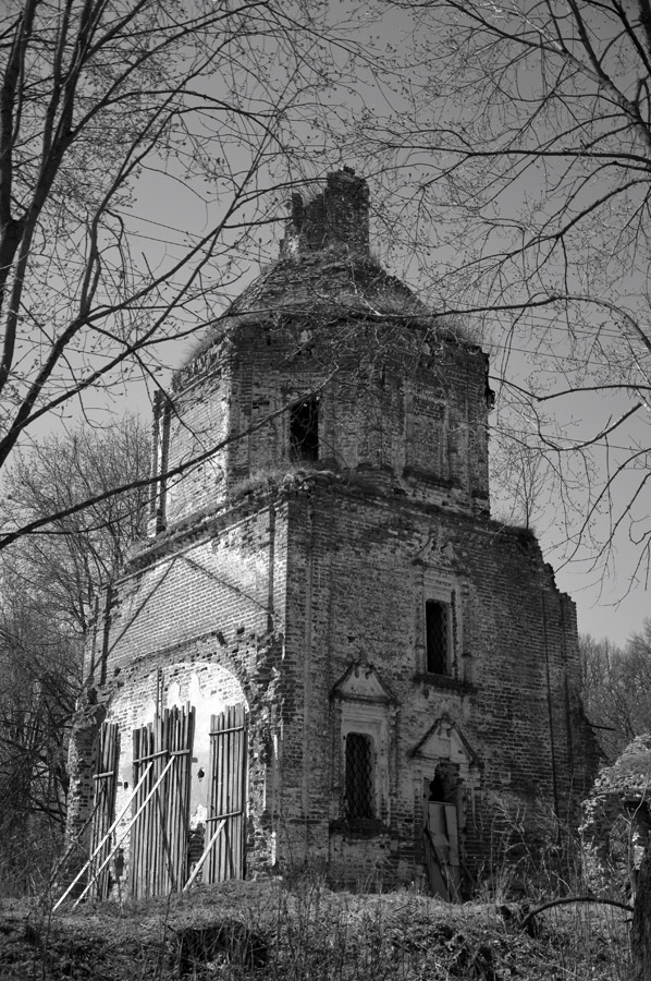 Старая полуразрушенная церковь