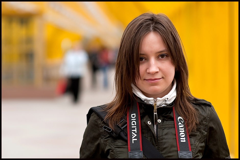 Цветная фотокарточка про Старо-Андреевский мост через Москва-реку и относительно ясную погоду в столице в самом конце Апреля