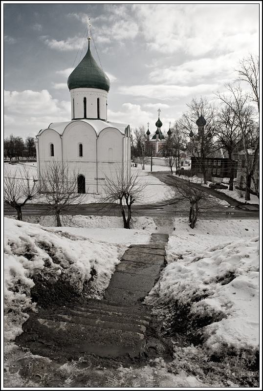 Вниз дорога, к храму.