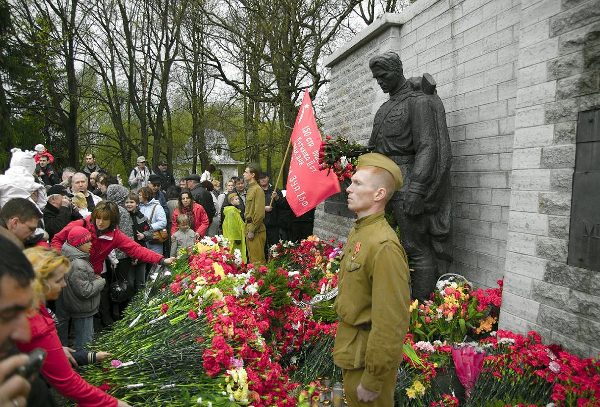 Бронзовый Солдат на военном кладбище в г. Таллинн