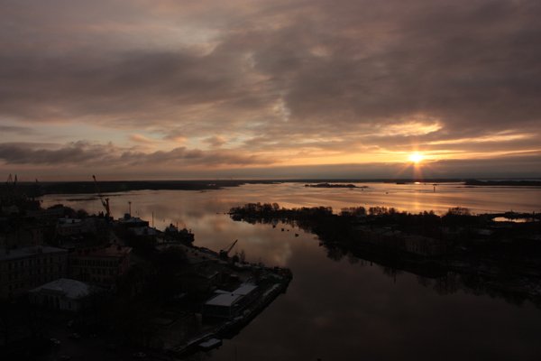 закат над городом