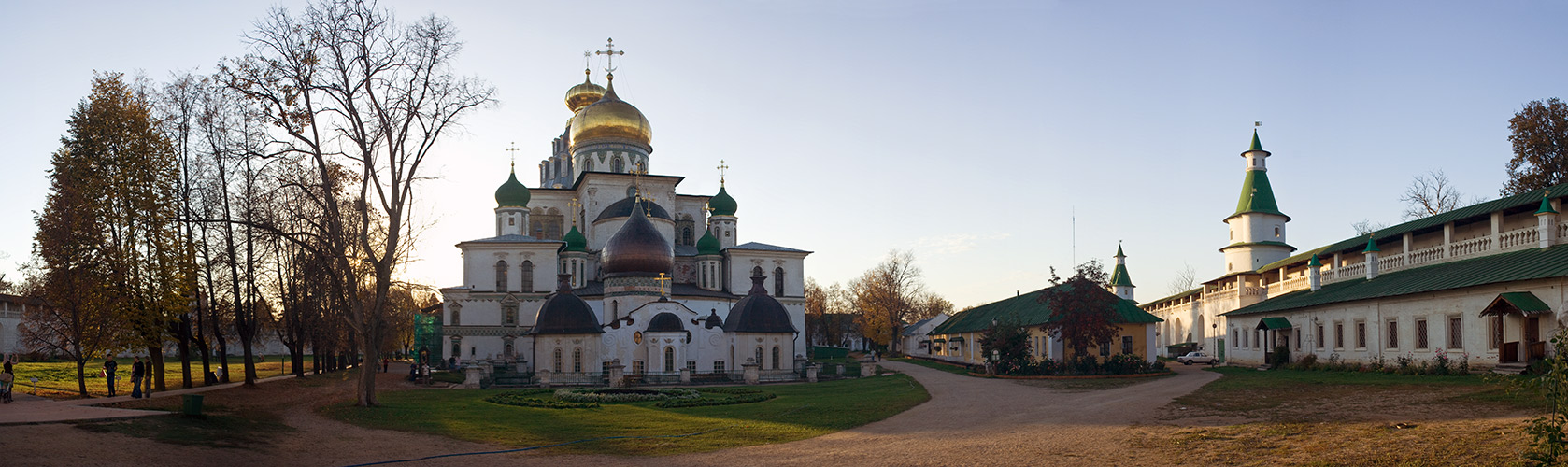 Новоиерусалимский монастырь в закатном солнце