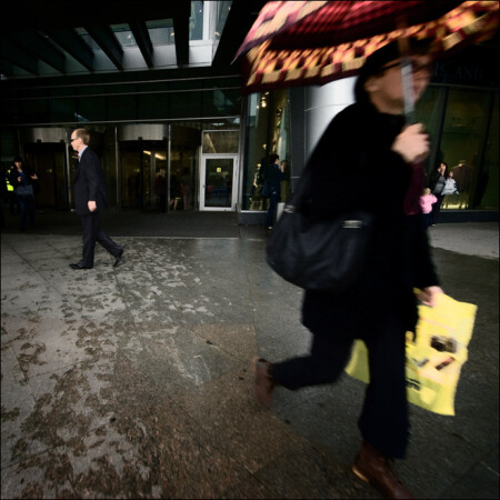 Цветная квадратная картинка с зонтом и людьми на Войковской