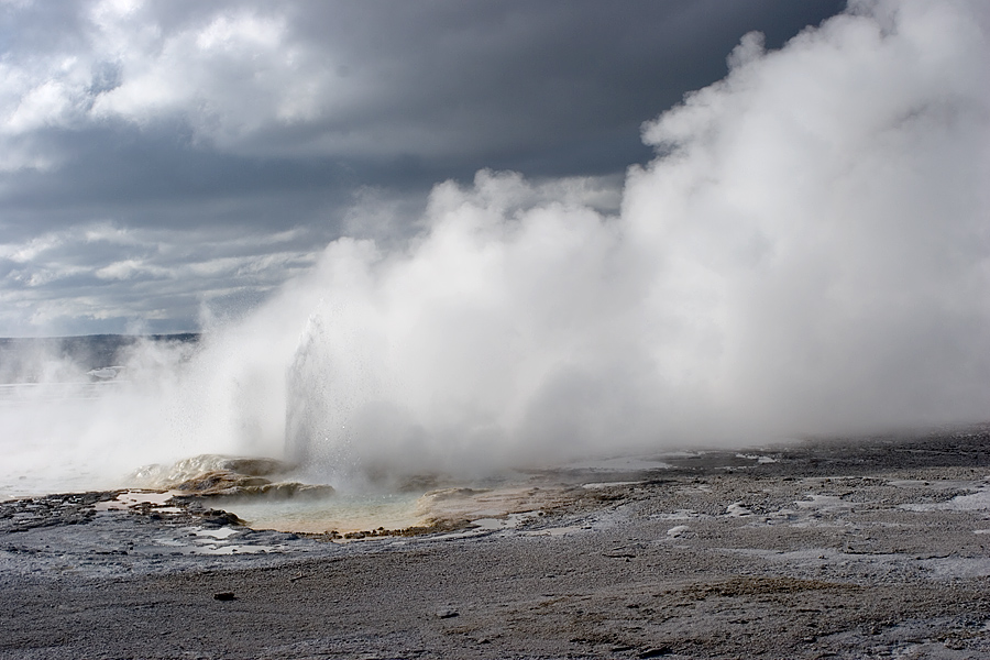 Clepsydra Geyser at Fountain Paint Pots