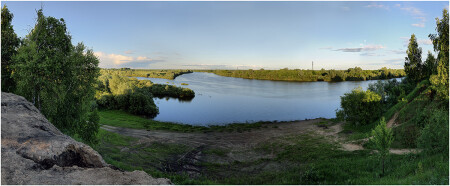 У реки.