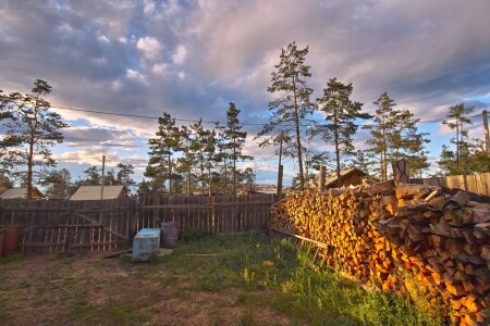 - поленница, освещенная заходящим солнцем -