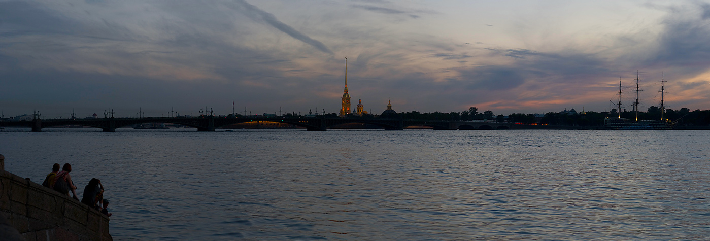 Белые ночи. Посиделки в ожидании разводки мостов...