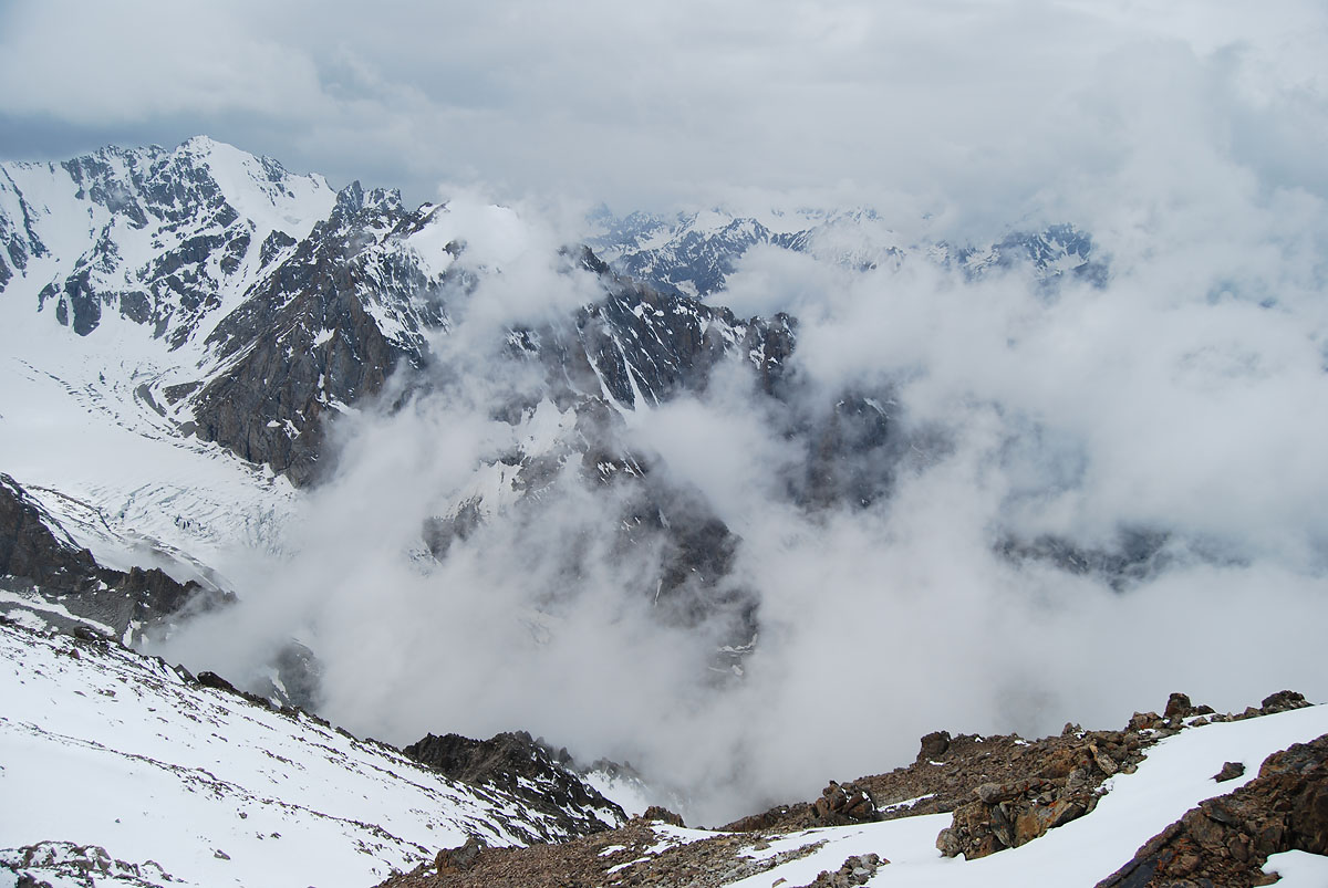 За облаками