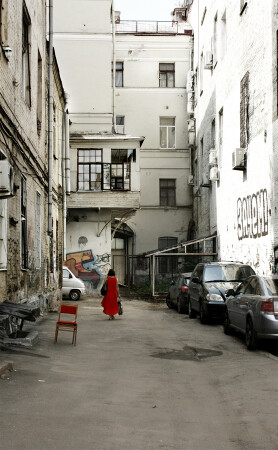 Красный стул