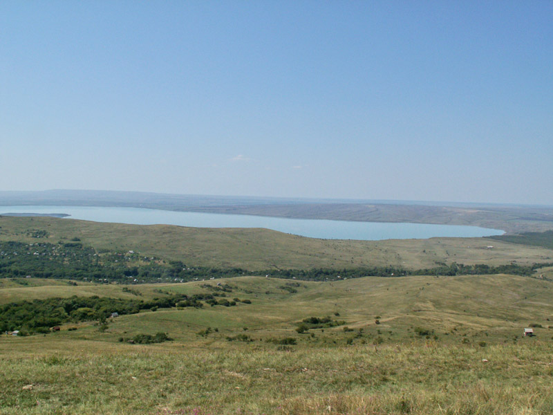 Вид на Сенгилеевское водохранилище.