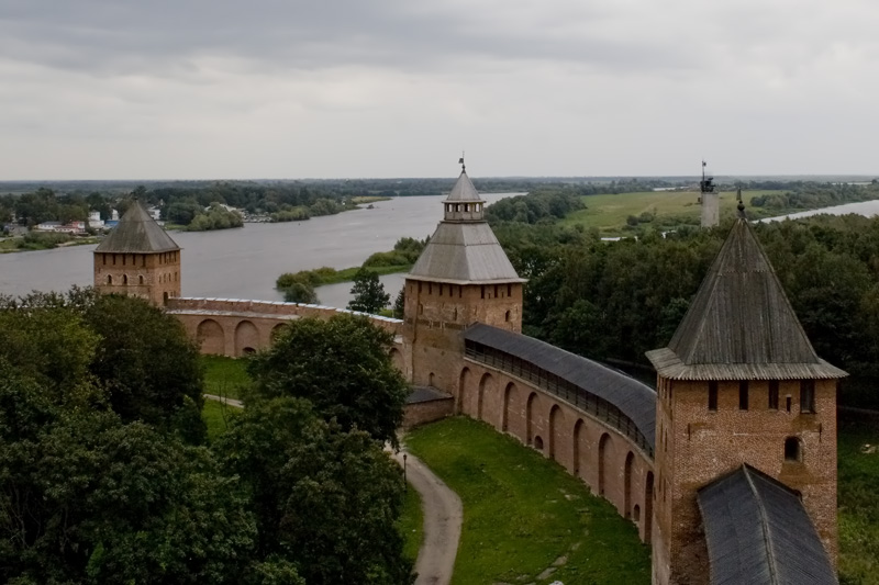 Вид на Новгородский кремль и реку Волхов