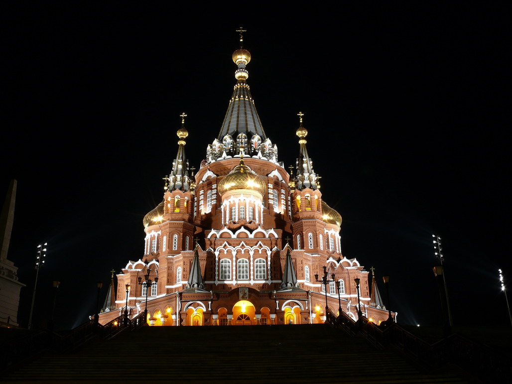 Храм в черноте ночного неба