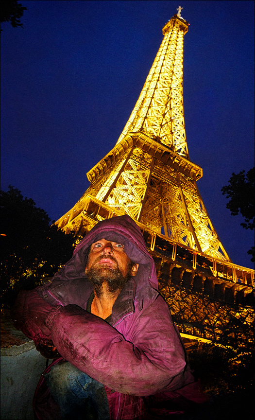 Clochard la Tour Eiffel. Клошар у Эйфелевой Башни