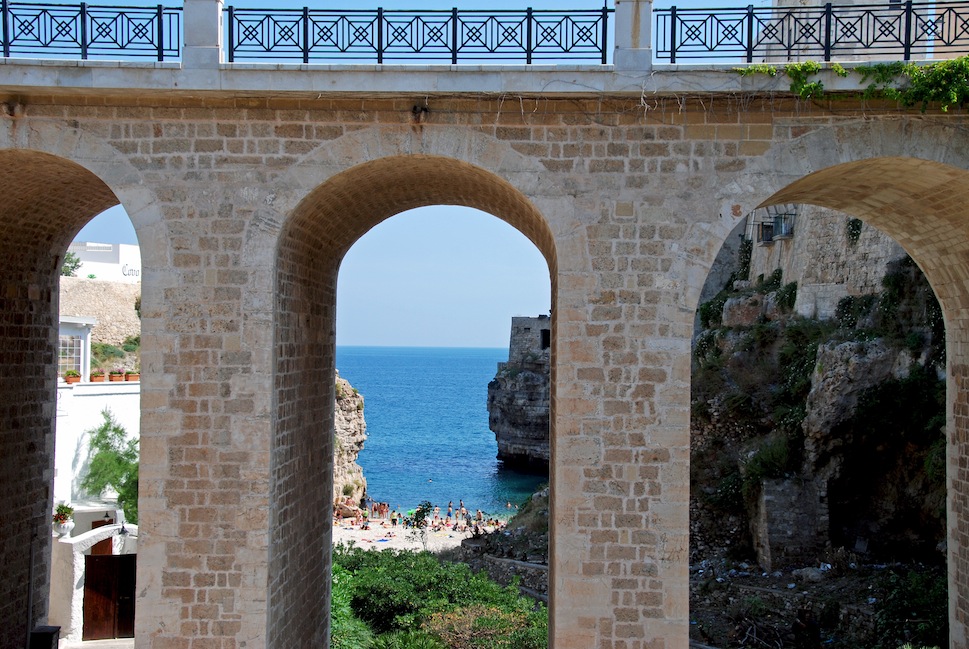 Polignano a mare. Городской пляж.