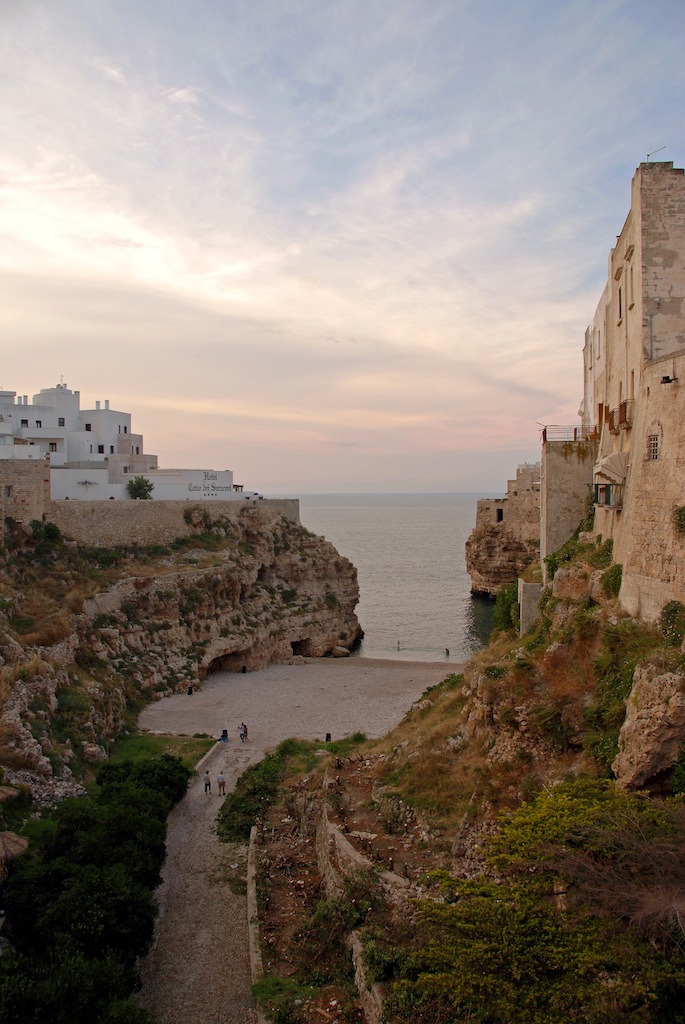 Polignano a mare. Городской пляж.