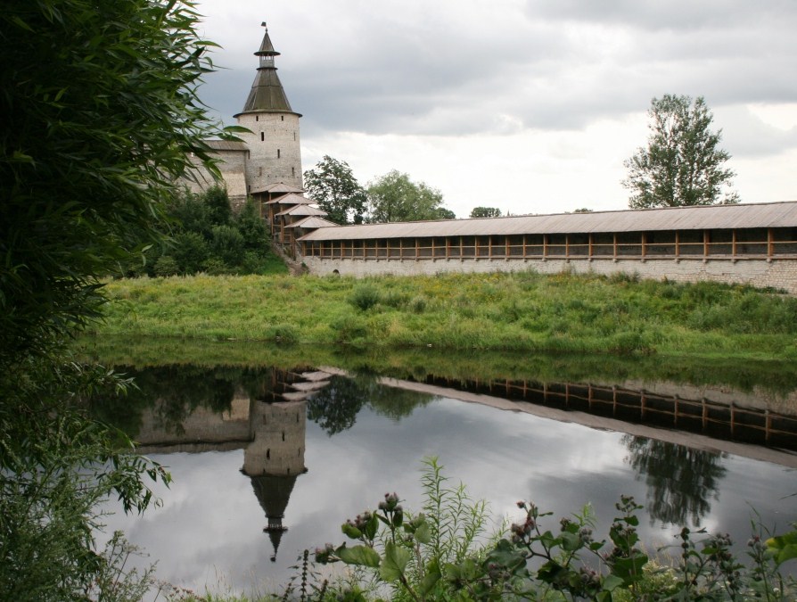 Вода недвижнее стекла