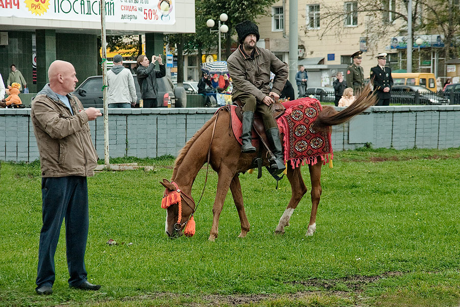 Присядем, друзья перед дальней доргой...