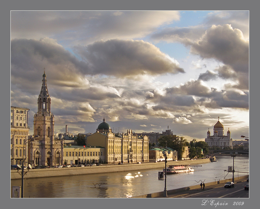 Над рекой Москвой