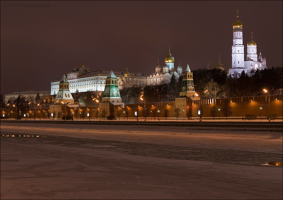 - Москва. Кремль в праздничном освещении. -