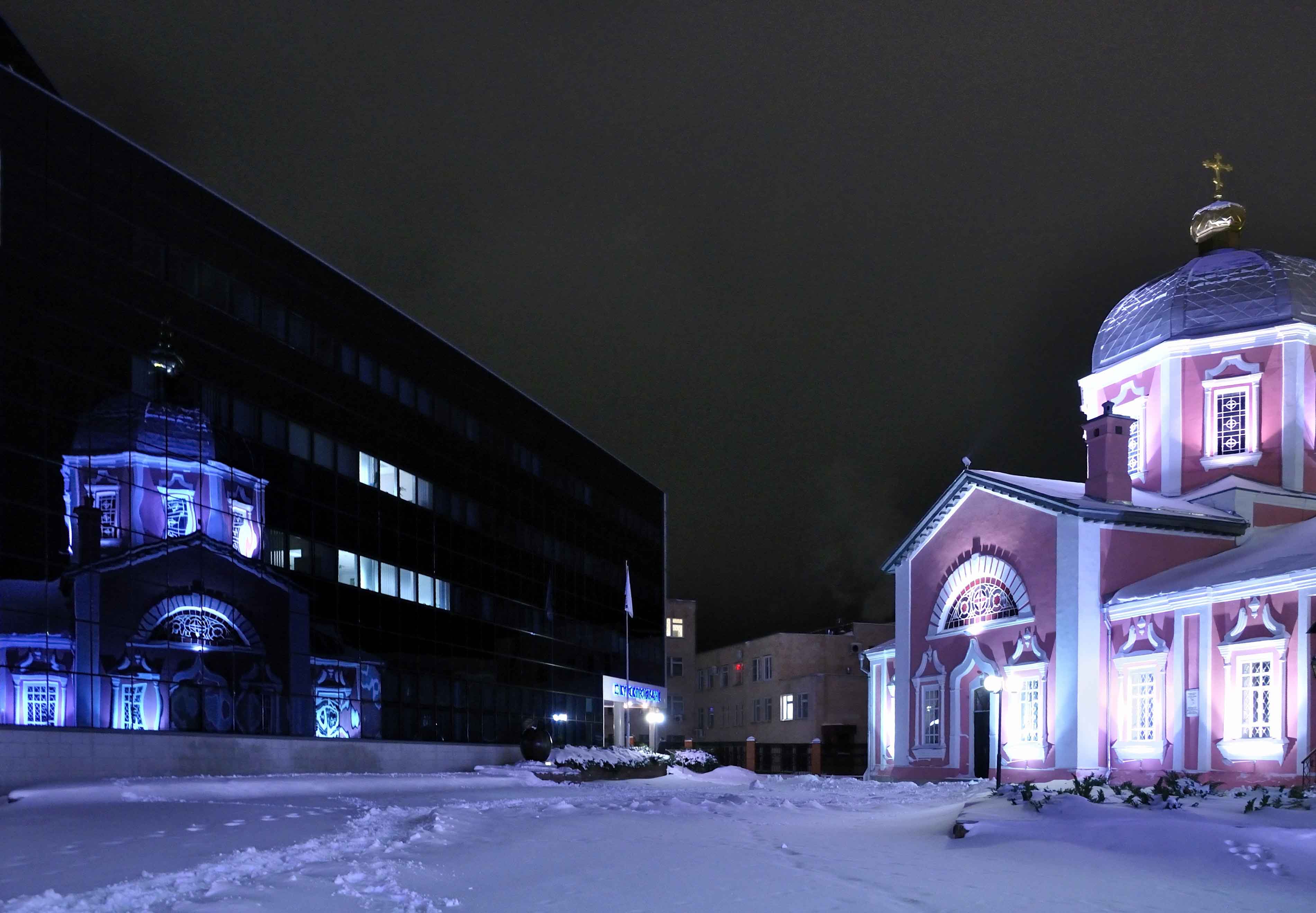 Отражение Воскресенского собора в окнах банка. г. Курск