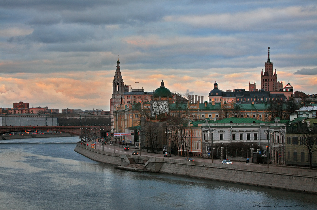 Москва. Вечерняя зарисовка с видом на Софийскую набережную.