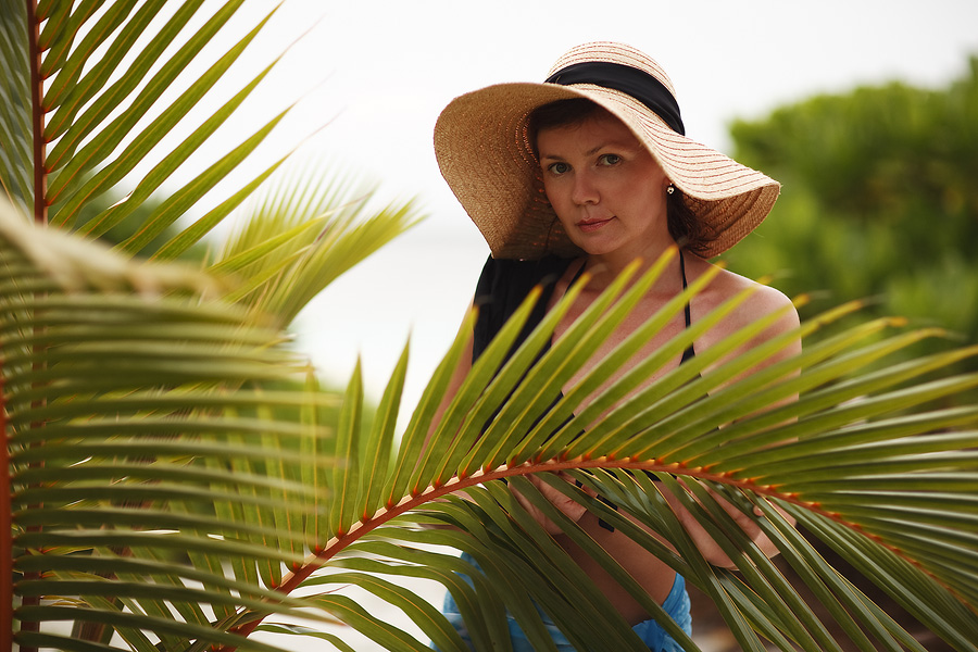 Elle dans le chapeau