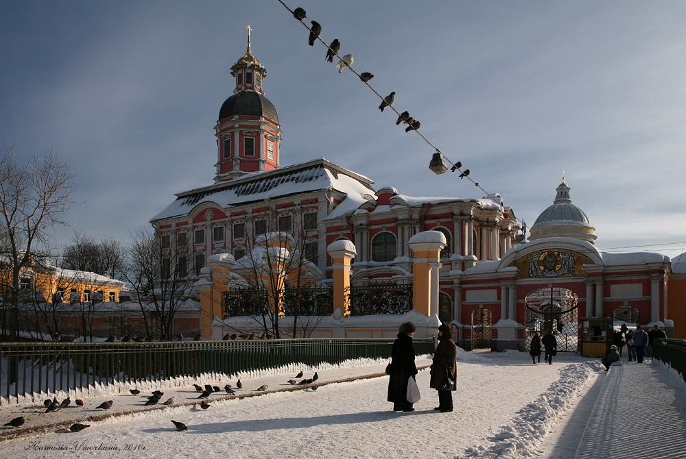 У входа в Лавру