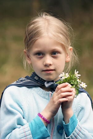 Девочка с букетом