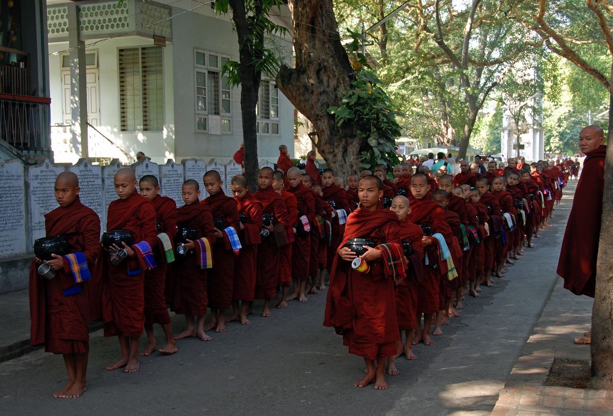 На жертвенный обед. Mandalay. 