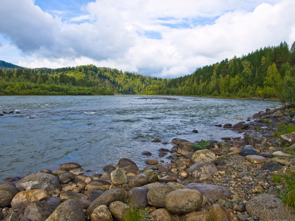 Изумрудные холмы за синей водой