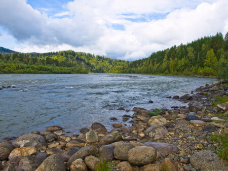 Изумрудные холмы за синей водой