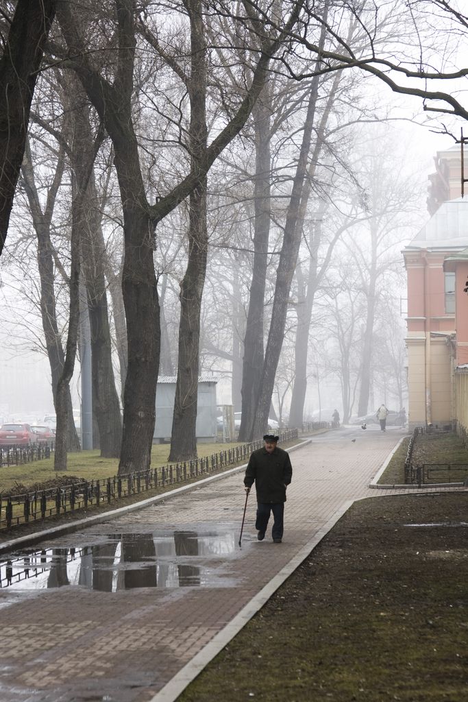 Туман надвигался на город уставший