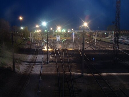 ночь...огни..железнодорожные пути..