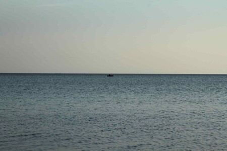 Между небом и водой