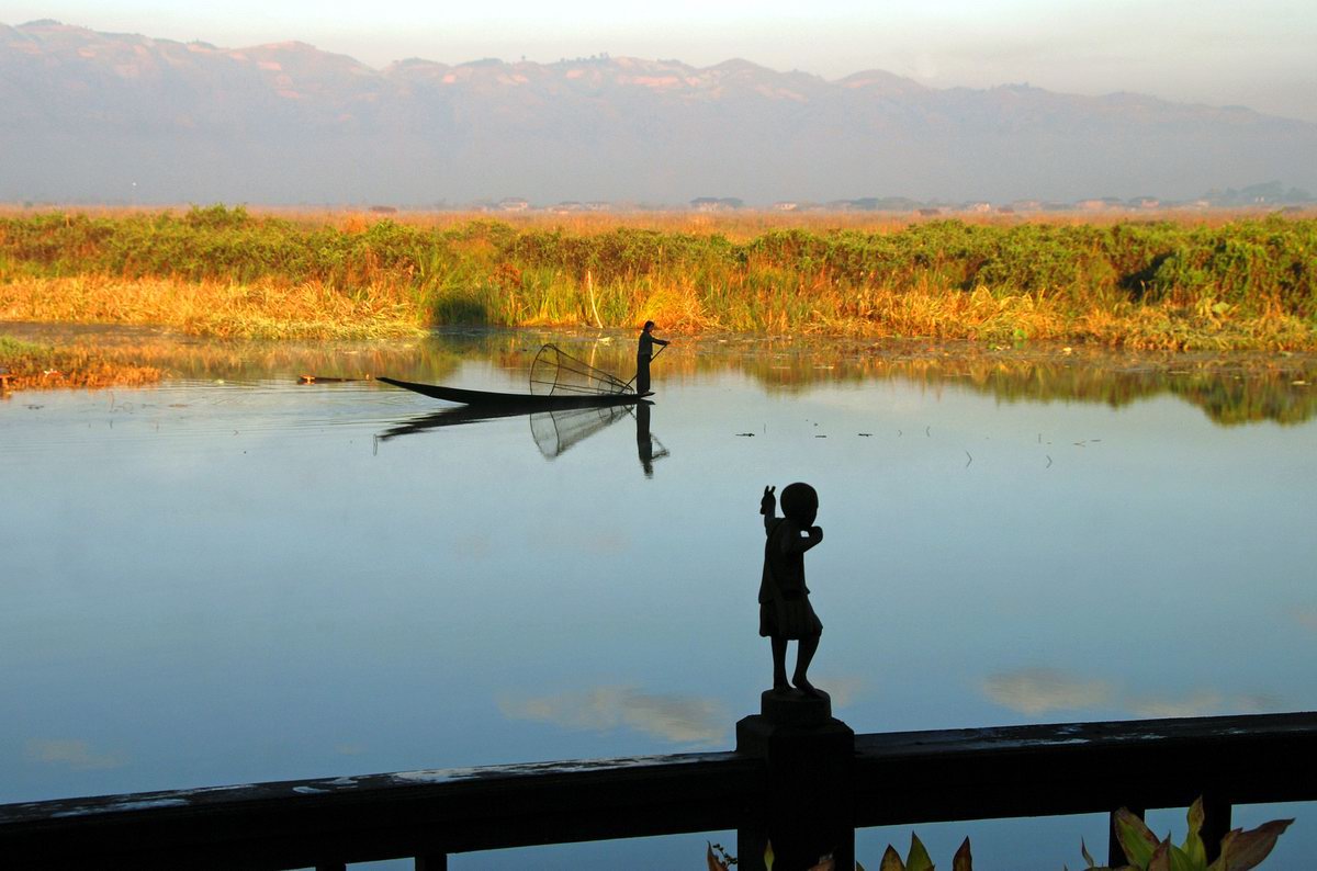 Утренняя лодка. Inle.