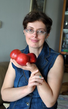 Не девушка с яблоками .