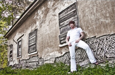 у заброшенного дома