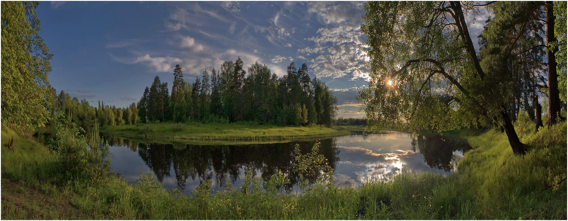  Кончался летний день, и солнце красным шаром, висело...