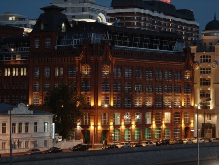 Дом на набережной