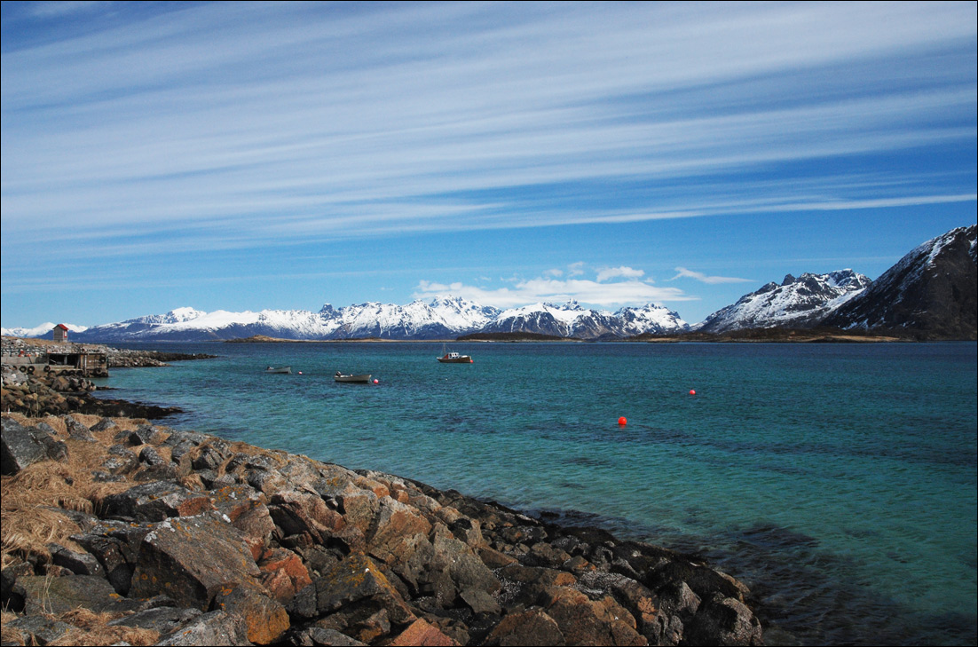 Пейзаж с горами, морем, корабликами и маленькой будочкой