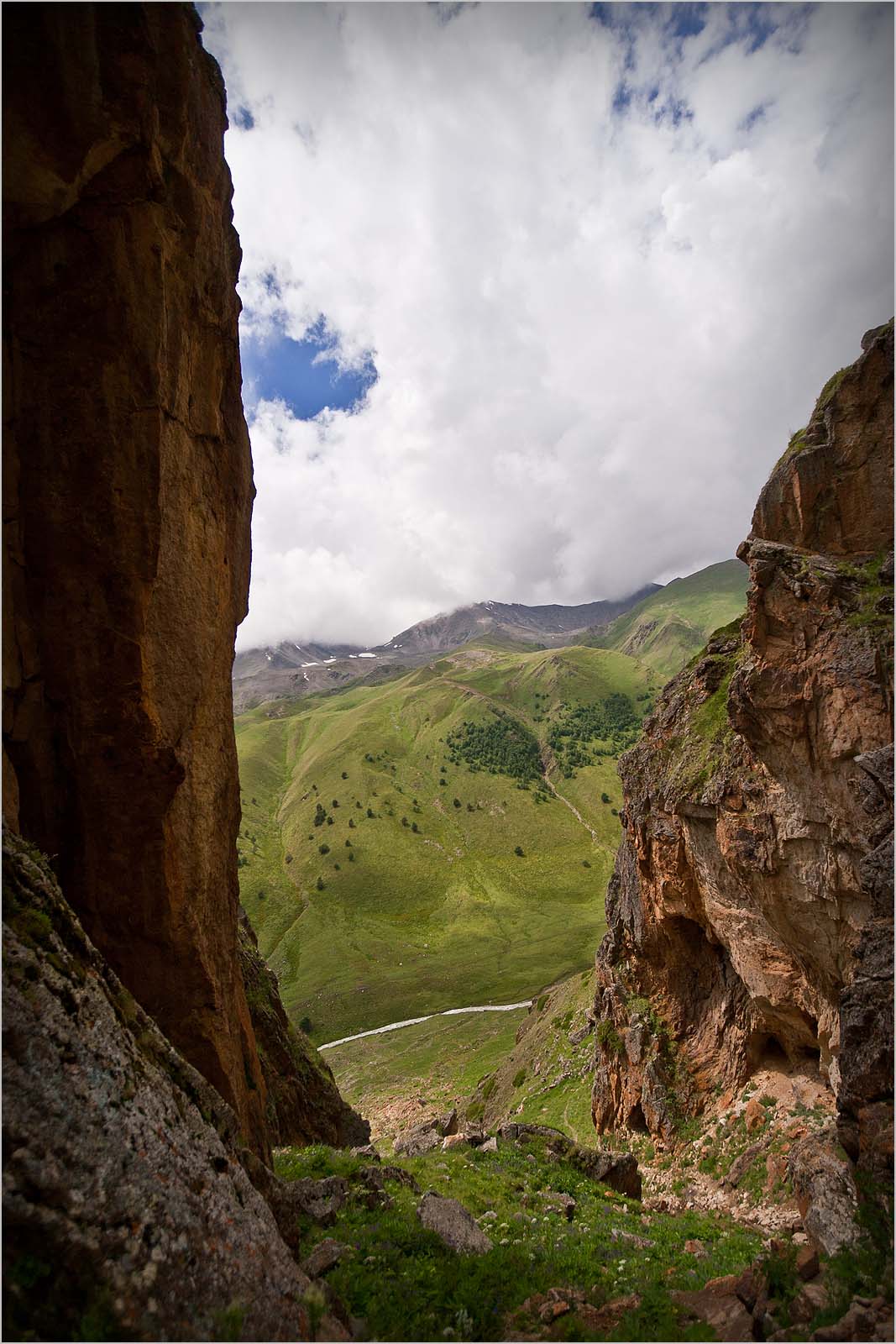 Взгляд из ущелья (разкрывайте фото)