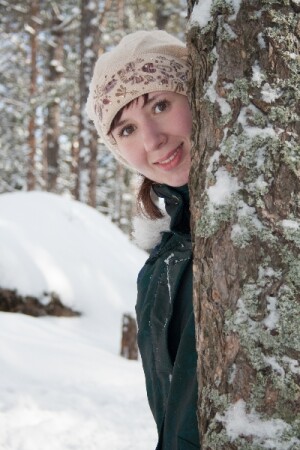 а я за деревом...