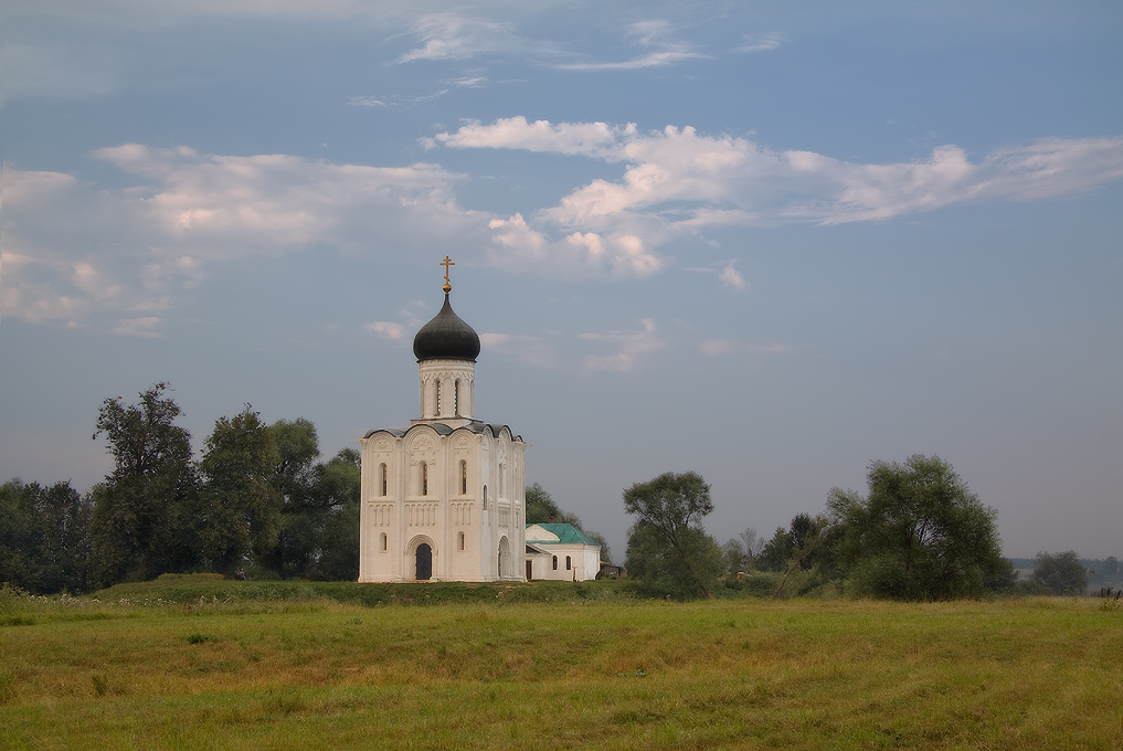 Под плывущими облаками. Покрова на Нерли.