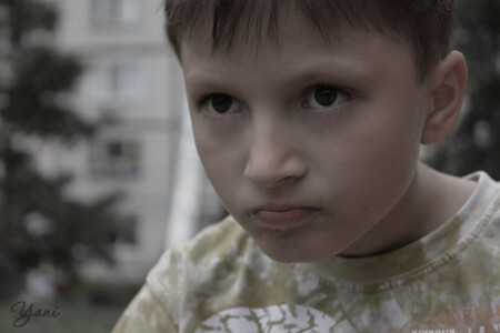 с характером.